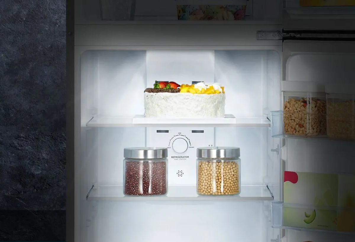 Απεικονίζεται ο φωτισμός στο εσωτερικό του ψυγείου.